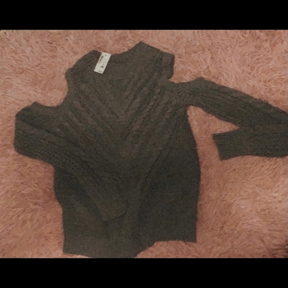 Grey shoulder cutout sweater❤️ very cozy and cute